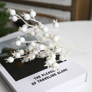 Künstlicher Zweig mit weißen Beeren für Weihnachtsbaumschmuck und festliche Gestecke