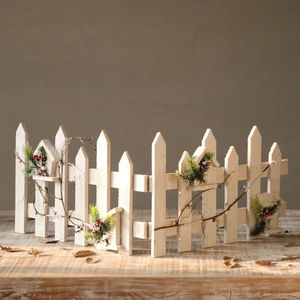 Clôture de Noël en bois blanc avec nichoir miniature et décorations de baies rouges