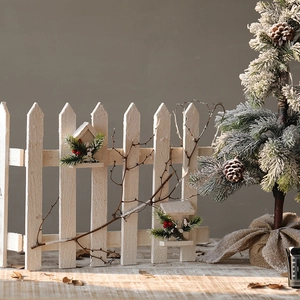 Clôture de Noël en bois blanc avec aiguilles de pin baies rouges et petit nichoir