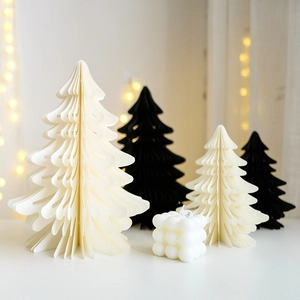 Set de Noël nordique avec sapins en papier nid d'abeille noir et blanc et bougie