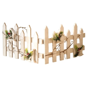 Clôture de Noël en bois blanc décorée de nichoirs, d'aiguilles de pin et de baies rouges