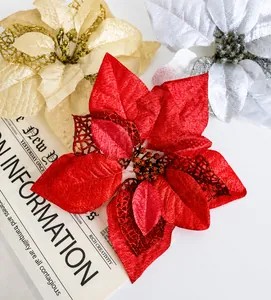 Gedetailleerde weergave van rode, gouden en witte holle kerstbloemen met glitter