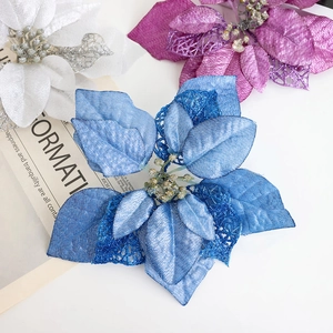 Fiori di Natale glitterati blu, viola e bianchi per decorare l'albero di Natale