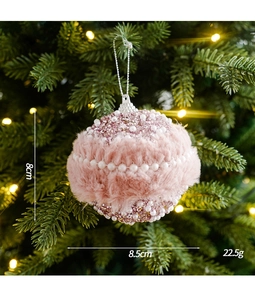 Pallina di Natale in peluche rosa con perle e paillettes su un albero di Natale decorato