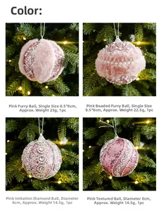 Dettaglio di palline di Natale rosa antico con perle, glitter e strass lucidi
