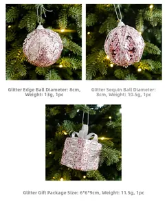 Dettaglio di palline di Natale rosa glitterate e ornamenti a forma di regalo con nastri argento