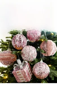 Dettaglio di palline di Natale rosa glitterate e addobbi su albero decorato