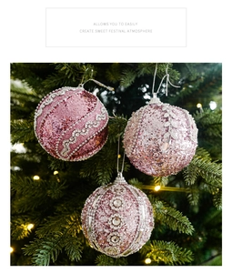 Dettaglio di palline di Natale rosa con paillettes argento e perle su albero illuminato