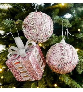 Palline di Natale rosa glitterate con strass argentati appese a un albero decorato