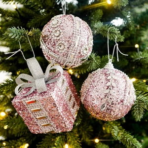 Addobbi natalizi rosa glitterati con paillettes e perle appesi all'albero di Natale