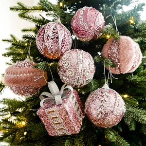 Palline di Natale rosa con paillettes, pelliccia sintetica e perle su rami verdi