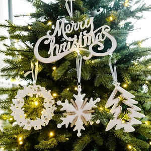 Witte glitter kerstversiering set met sneeuwvlok, krans en kerstboom op feestelijke boom