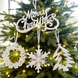 Witte glitter acryl kersthangers inclusief Merry Christmas bordje en sneeuwvlokken