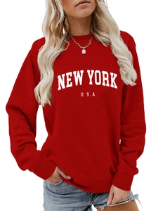 Dettaglio felpa girocollo rossa con stampa grafica bianca New York USA stile college