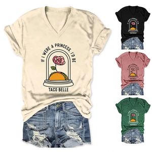 Λεπτομερής προβολή του T-shirt με λαιμόκοψη V και γραφικό με τριαντάφυλλο και taco