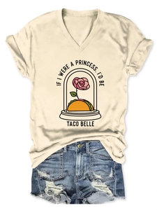 Κρεμ μπλουζάκι V με στάμπα Taco Belle και σκισμένο τζιν σορτς σε επίπεδη διάταξη