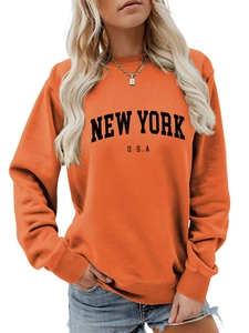 Dettaglio della felpa arancione New York USA con scollo a coste e trama del tessuto in cotone