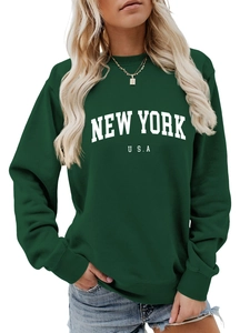 Dettaglio della stampa bianca New York USA sulla felpa a maniche lunghe verde scuro