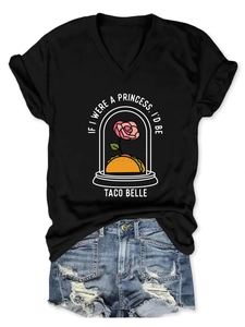 Μαύρο T-shirt με λαιμόκοψη V, τύπωμα 'Taco Belle' και φθαρμένο σορτς τζίν σε επίπεδη θέση