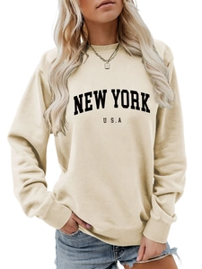Dettaglio della stampa New York USA su felpa girocollo beige con polsini a coste
