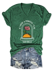 Λεπτομέρεια από πράσινο T-shirt με λαιμόκοψη V και δημιουργικό τύπωμα Taco Belle