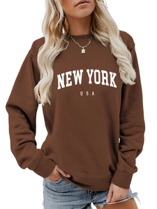 Dettaglio dei polsini a coste e stampa New York USA su felpa marrone oversize