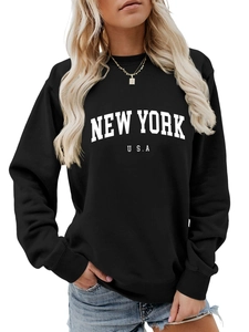 Dettaglio della felpa nera girocollo con stampa bianca New York USA in stile collegiale