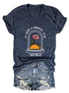 Λεπτομέρεια από μπλουζάκι V-neck με γραφικό Taco Belle και τζιν σορτς με ξέφτια
