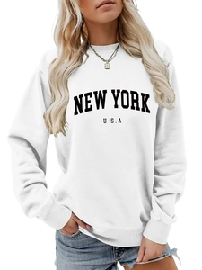 Dettaglio della stampa New York USA su felpa bianca girocollo casual da donna
