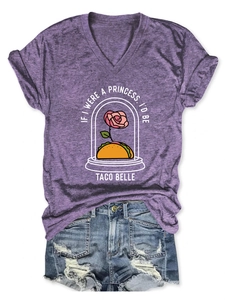 Λεπτομέρεια μωβ V-neck T-shirt με σχέδιο taco τριαντάφυλλο και τζιν σορτς