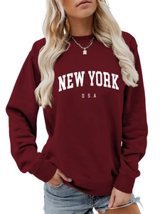 Dettaglio della stampa New York USA su felpa bordeaux con polsini e orlo a costine