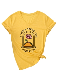 Λεπτομέρεια κίτρινου T-shirt με λαιμόκοψη V, γυρισμένα μανίκια και κόμπο στο στρίφωμα