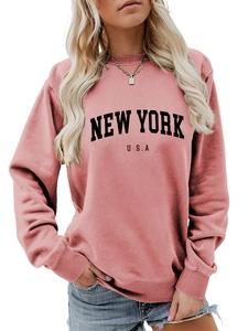 Dettaglio della stampa New York USA su felpa rosa girocollo con polsini a costine