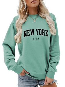 Dettaglio della felpa verde menta con stampa vintage New York USA e polsini a coste