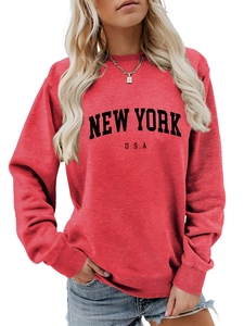 Dettaglio felpa rossa girocollo con scritta NEW YORK USA nera e trama in cotone