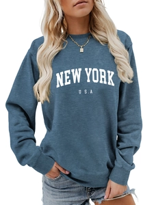 Dettaglio della stampa bianca New York USA su felpa girocollo blu navy con polsini a costine