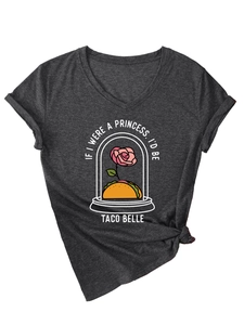 Λεπτομέρεια από σκούρο γκρι T-shirt με λαιμόκοψη V, τύπωμα τριαντάφυλλο και κόμπο