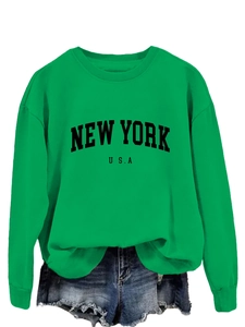 Dettaglio della felpa verde a girocollo con stampa grafica nera New York USA