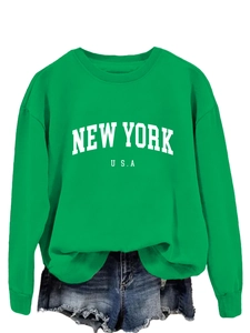 Piatto di una felpa verde New York USA abbinata a pantaloncini in denim usurati