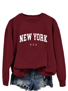 Dettaglio dei polsini a coste e stampa New York USA sulla felpa bordeaux a girocollo
