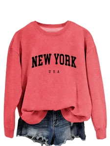 Dettaglio felpa girocollo rosa corallo con stampa nera New York USA stile casual