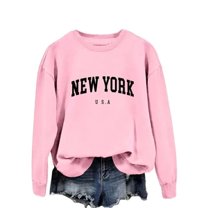 Felpa rosa da donna con stampa New York USA e pantaloncini di jeans abbinati