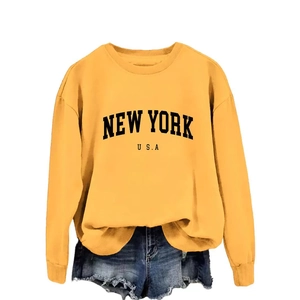 Felpa girocollo gialla da donna New York USA abbinata a pantaloncini di jeans strappati