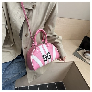 Borsa bowling Boston rosa e bianca con ricamo 96 mostrata in un contesto lifestyle urbano