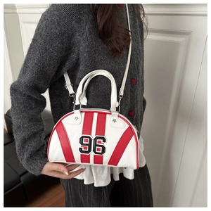 Détail du petit sac bandoulière rétro blanc et rouge avec broderie du numéro 96