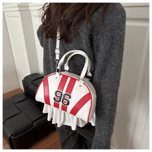 Détail du sac bowling rétro blanc avec rayures rouges et écusson numéro 96 brodé