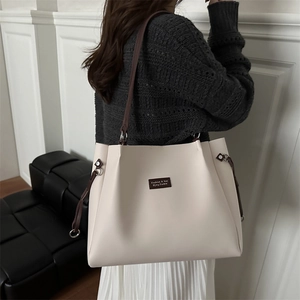 Bolso tote beige grande y elegante con correas marrón oscuro para el diario