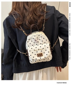 Détail du mini sac à dos chat mignon avec bandoulière chaîne dorée porté par un mannequin
