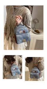 Détail d'un mini sac à dos en jean bleu avec motif chat et accents en cuir marron