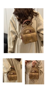 Détails d'un mini sac à dos en toile avec motifs de chat et bandoulière chaîne en cuir